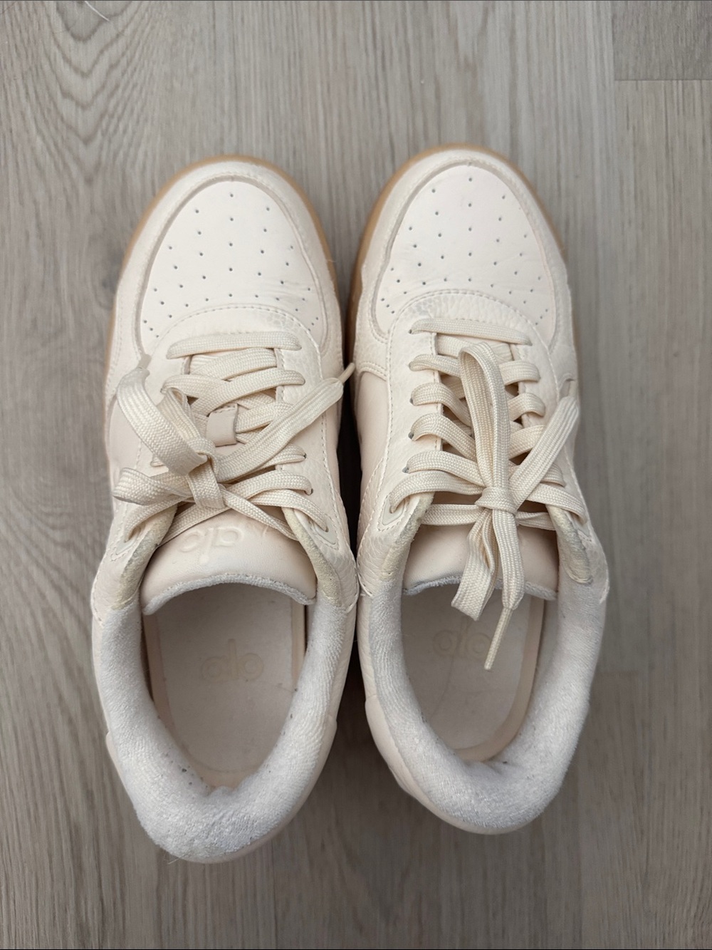 ALO Yoga Cream Low-Top Lace-Up Sneakers